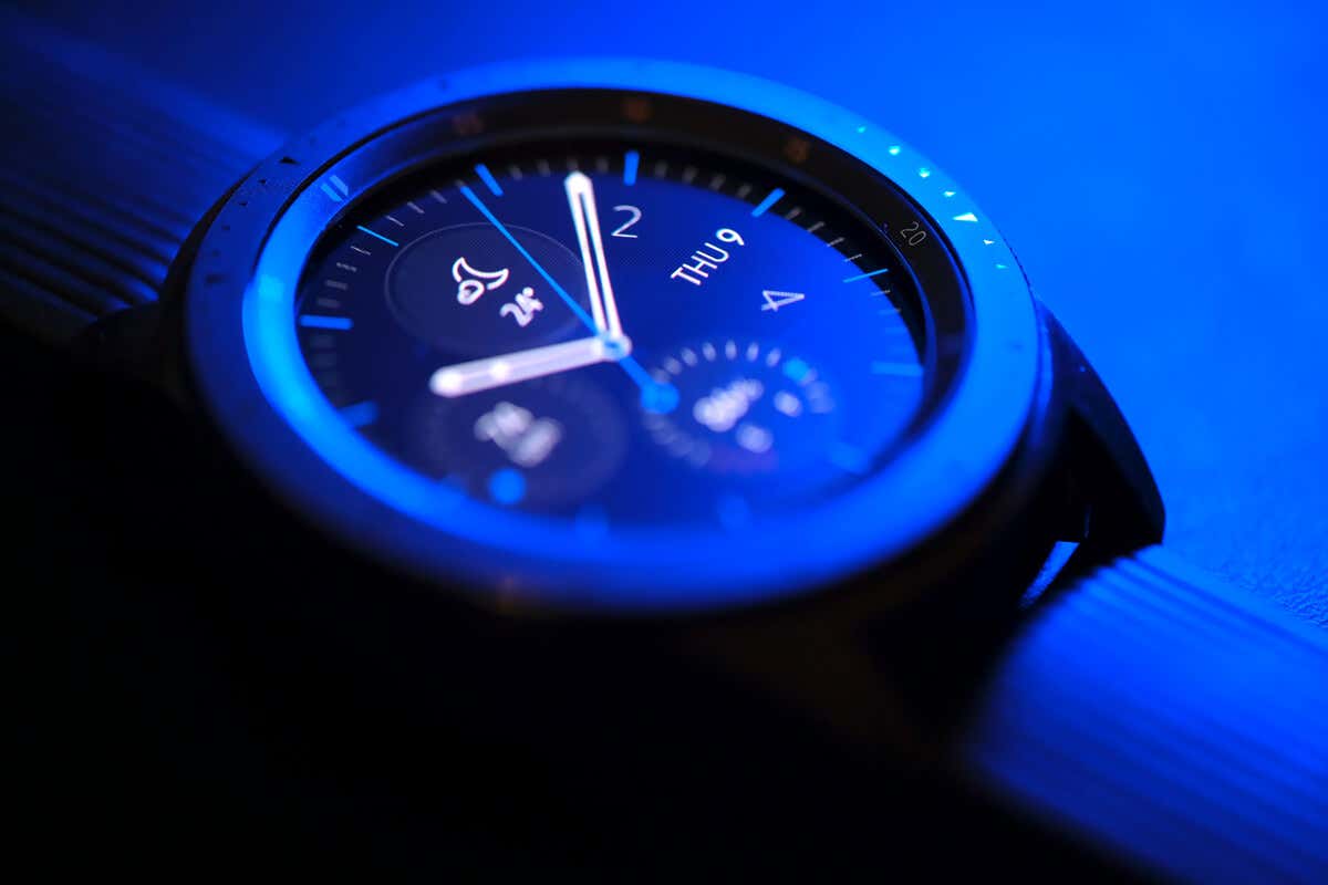  - preview-media-how-to-turn-your-samsung-galaxy-watch-on-or-off-1